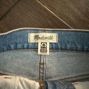 Excellent condition! Adorable crop straight jeans. Model pic is wearing 25P.